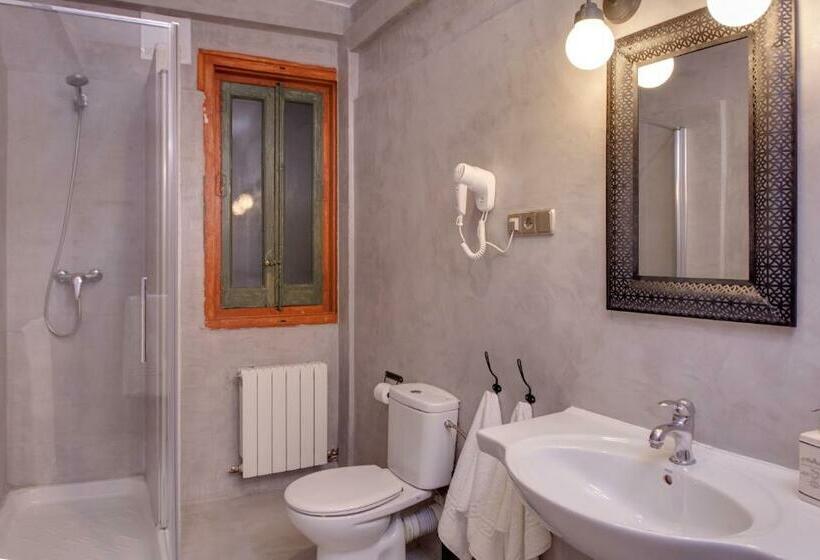 اتاق استاندارد با سرویس بهداشتی مشترک, Abracadabra Suites