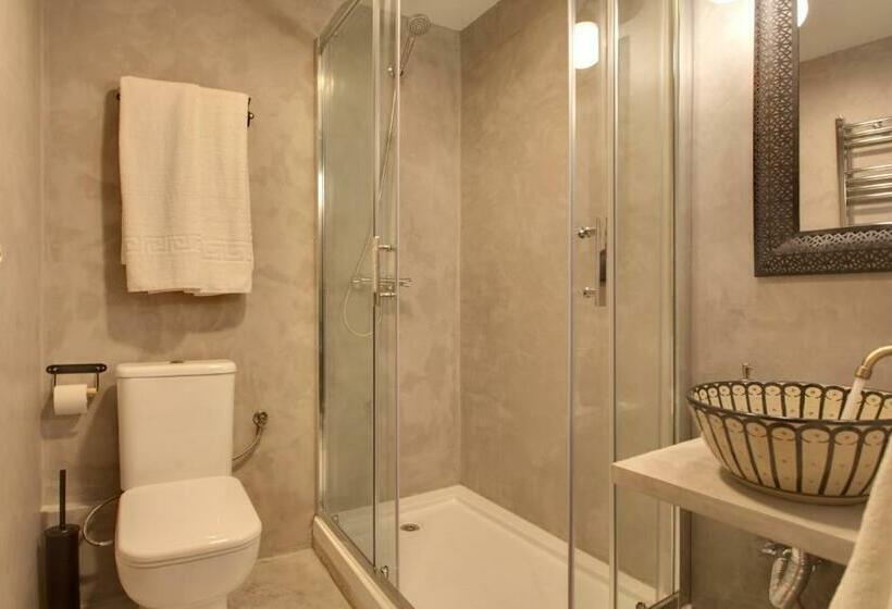 اتاق استاندارد با سرویس بهداشتی مشترک, Abracadabra Suites