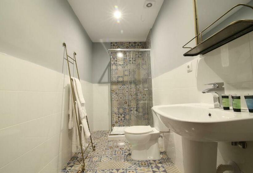 اتاق استاندارد با سرویس بهداشتی مشترک, Abracadabra Suites