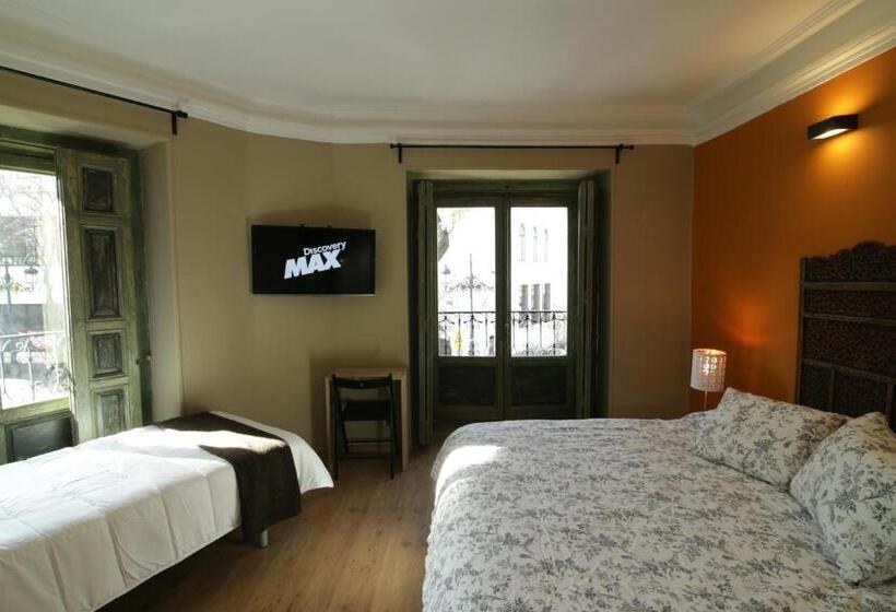 اتاق استاندارد سه تخته با سرویس بهداشتی مشترک, Abracadabra Suites