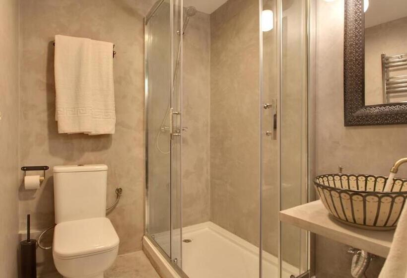 اتاق استاندارد سه تخته با سرویس بهداشتی مشترک, Abracadabra Suites