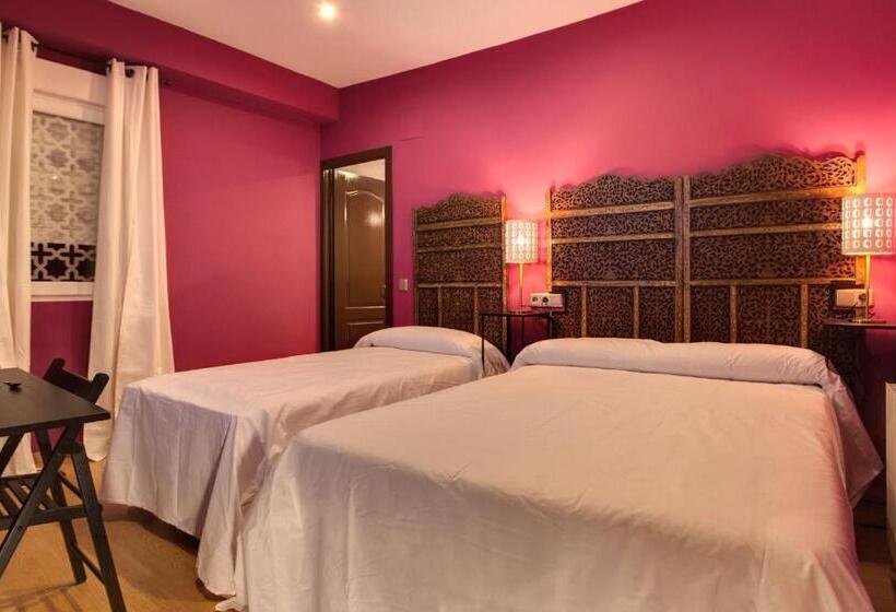 اتاق استاندارد سه نفره, Abracadabra Suites