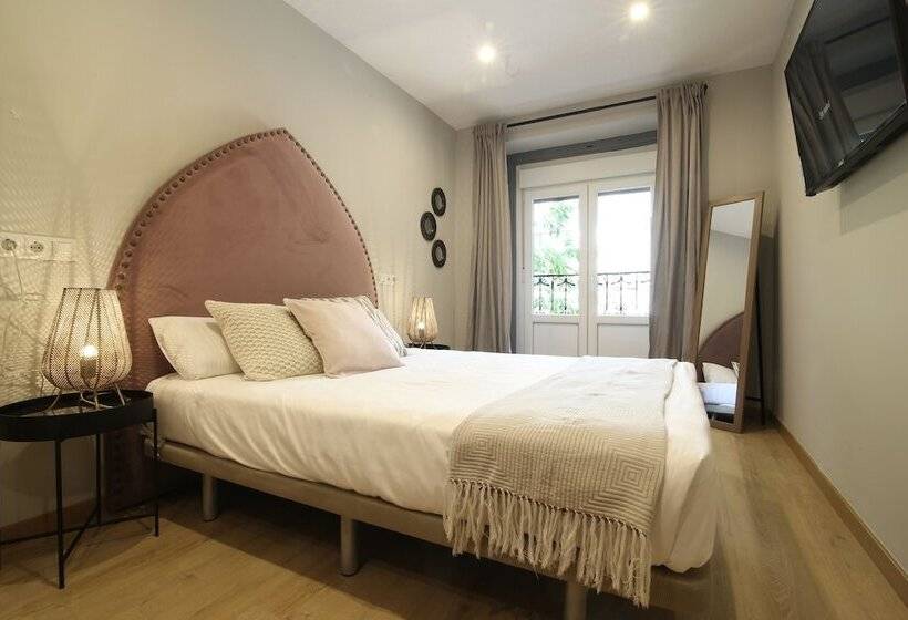اتاق استاندارد با سرویس بهداشتی مشترک, Abracadabra Suites