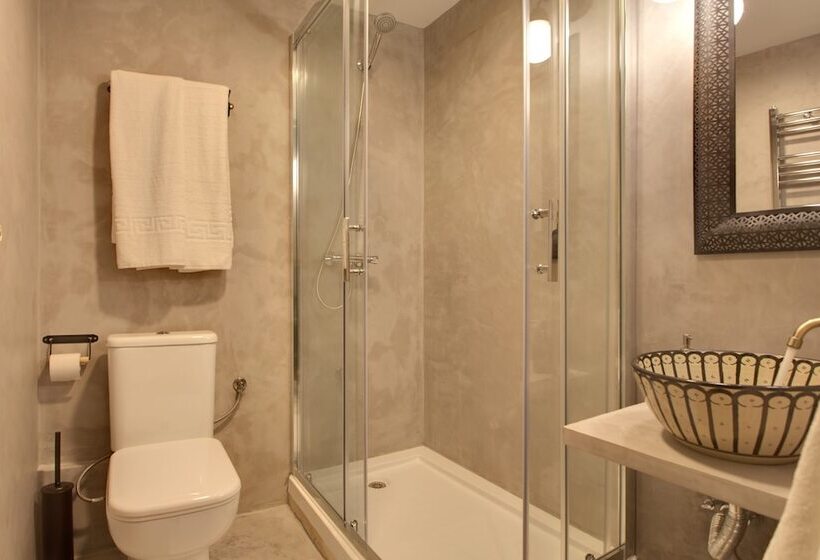 اتاق استاندارد چهارنفره با سرویس بهداشتی مشترک, Abracadabra Suites