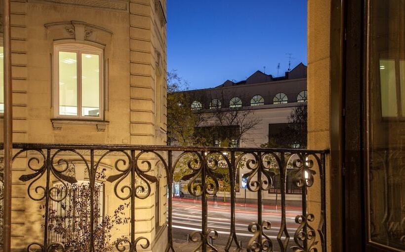اتاق استاندارد با سرویس بهداشتی مشترک, Abracadabra Suites