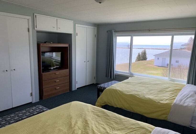 Номер Стандарт Вид на Озеро, Beachfront Inn