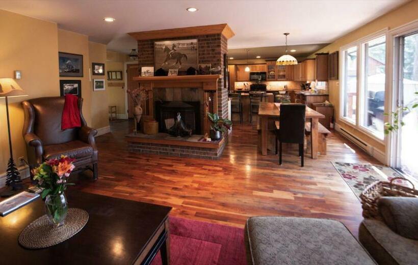 ３ベッドルームハウス, Auberge Kicking Horse Guest House