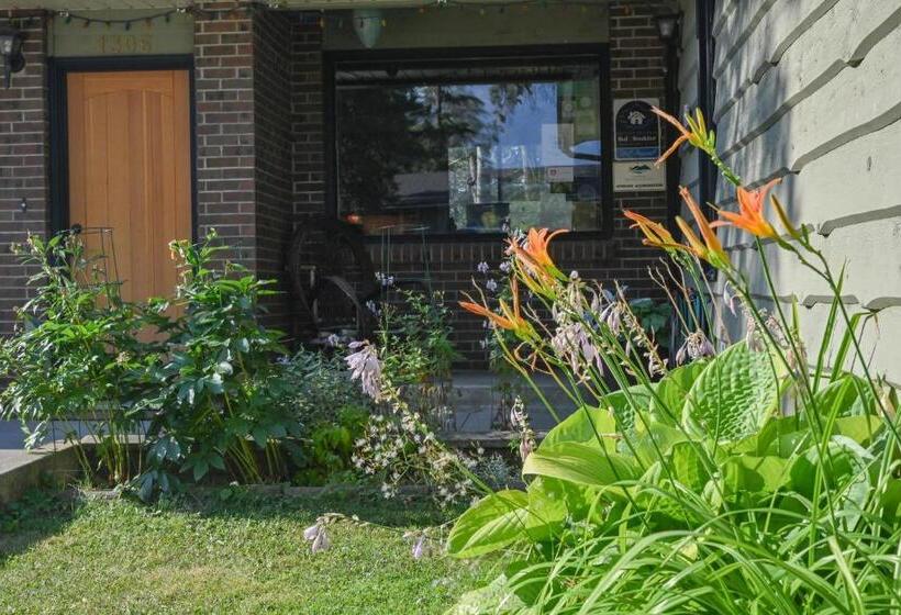 ３ベッドルームハウス, Auberge Kicking Horse Guest House