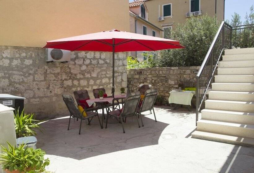 מיטה בחדר משותף, Central Old Town Rooms