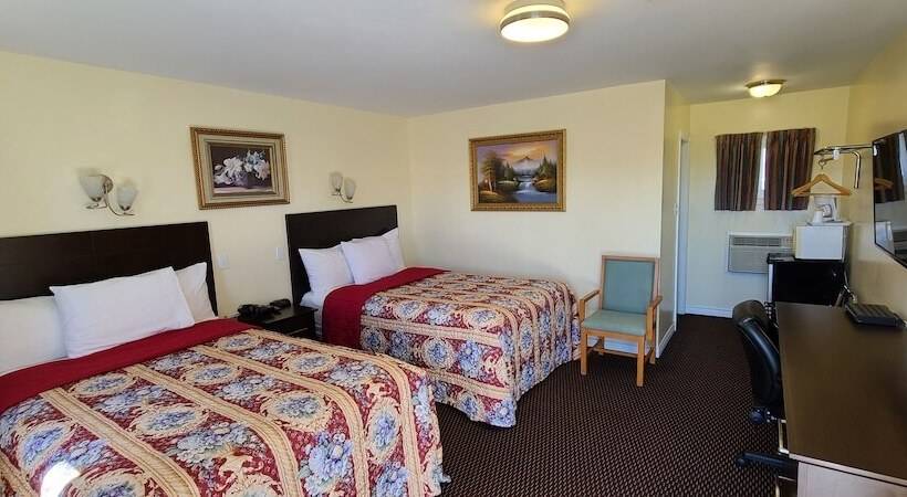带2个双人床的标准工作室, Fox Motor Inn