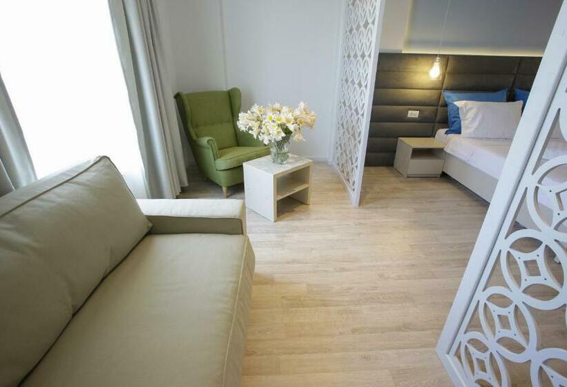 اتاق خانوادگی, Nautic Luxury Club