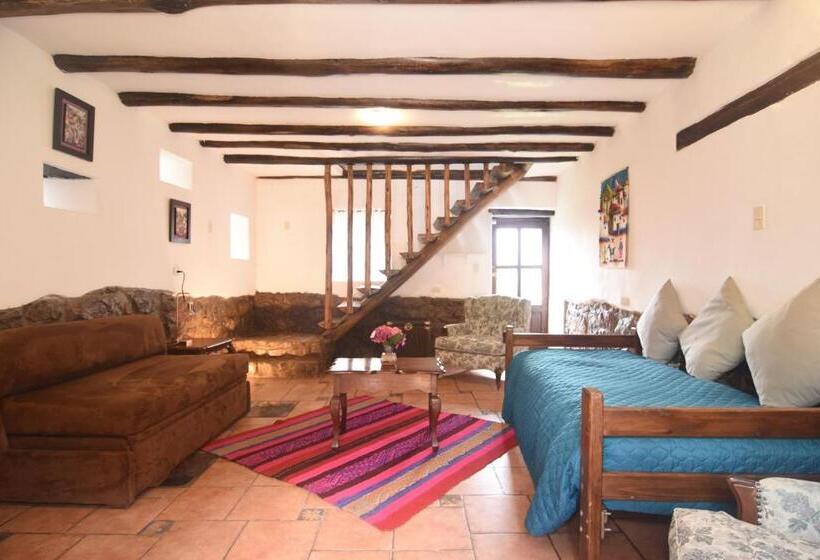 سوییت دوبلکس, Lizzy Wasi Urubamba