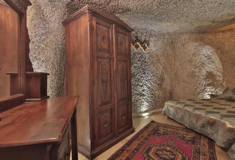 غرفة عائلية, Shoestring Cave House