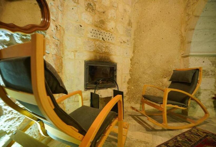 سوئیت با بالکن, Shoestring Cave House
