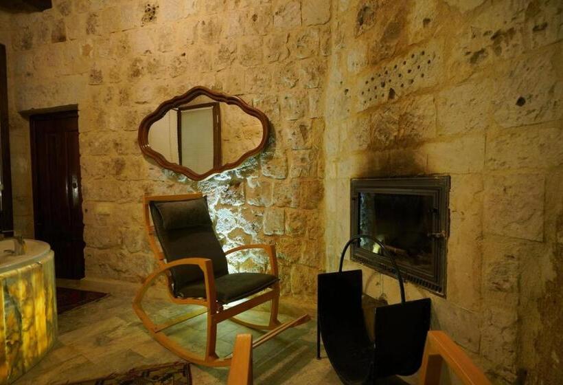 سوئیت با بالکن, Shoestring Cave House