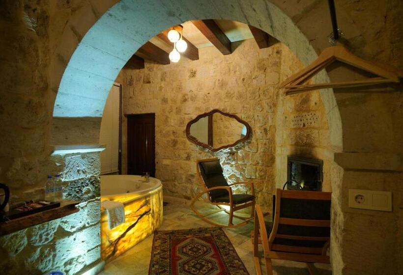 جناح مزوَّد بشرفة, Shoestring Cave House