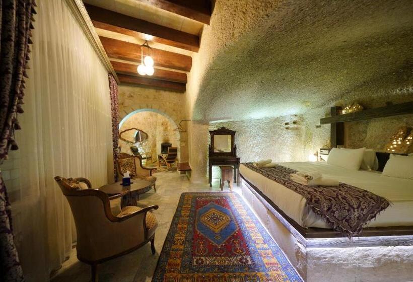 سوئیت با بالکن, Shoestring Cave House