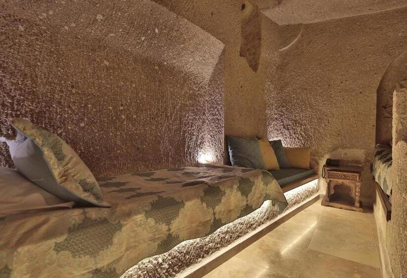 سوییت سوپریور, Shoestring Cave House