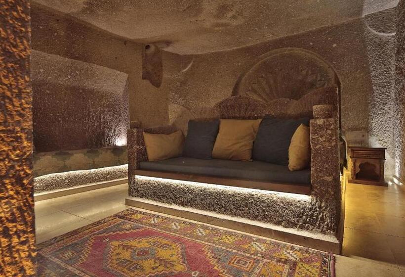 سوییت سوپریور, Shoestring Cave House