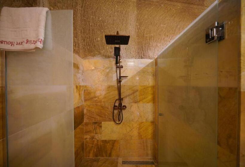 جناح, Shoestring Cave House