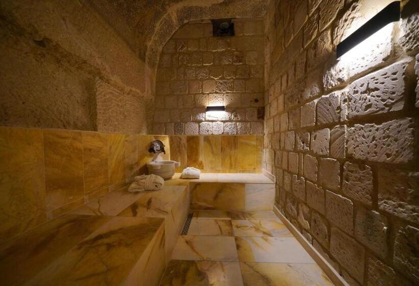 جناح, Shoestring Cave House