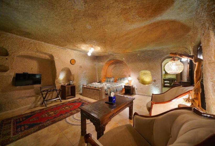 سوییت جونیور, Shoestring Cave House