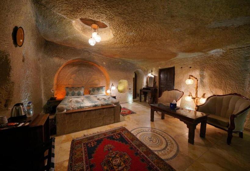 Junior Süit, Shoestring Cave House