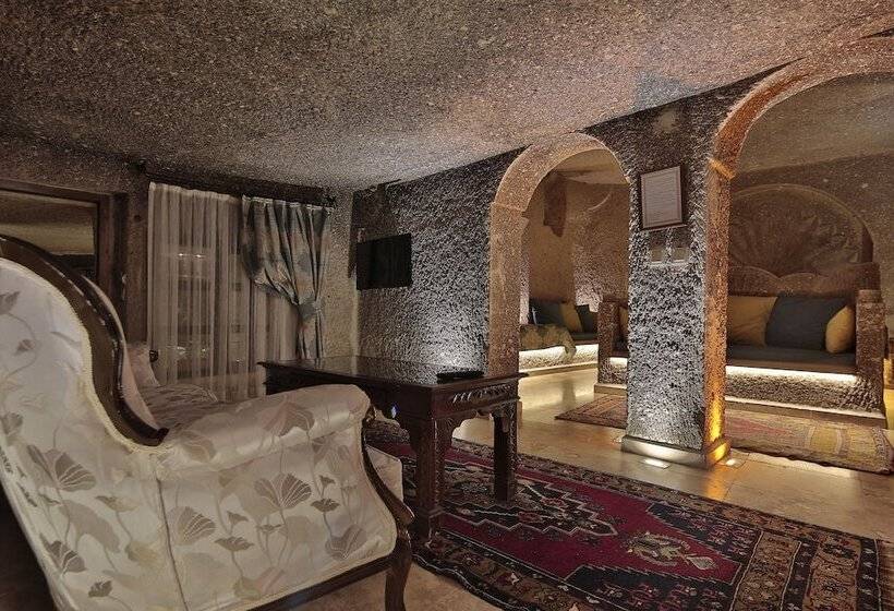 سوییت, Shoestring Cave House