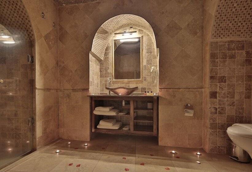 جناح, Shoestring Cave House