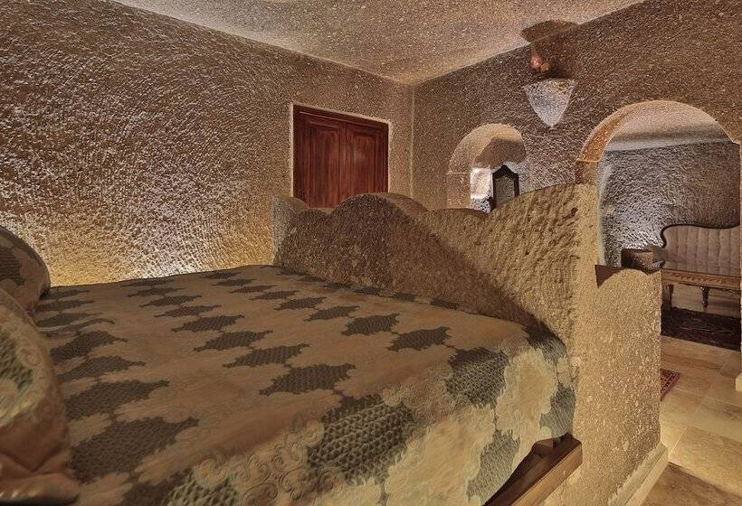 جناح, Shoestring Cave House