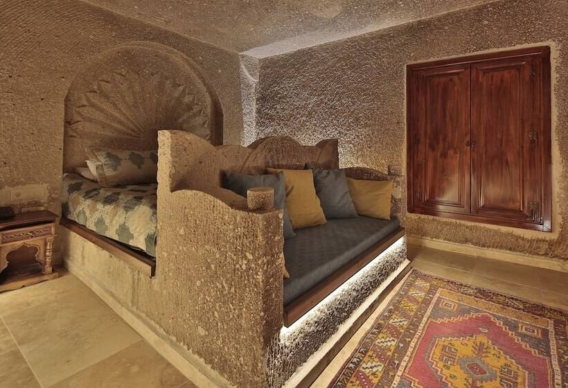 جناح, Shoestring Cave House