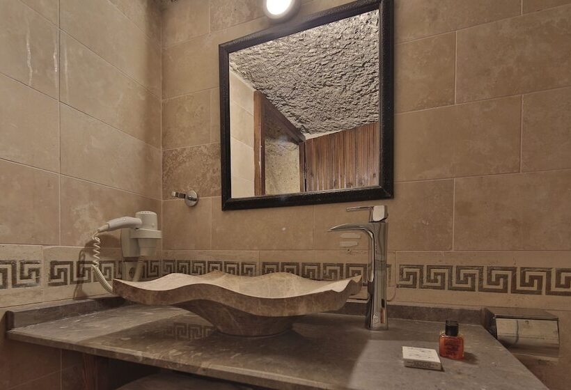 غرفة عائلية, Shoestring Cave House