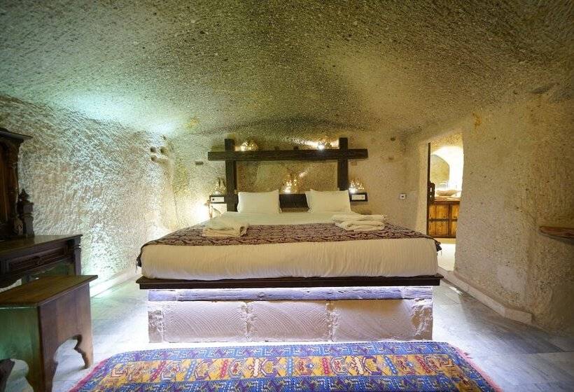 جناح, Shoestring Cave House