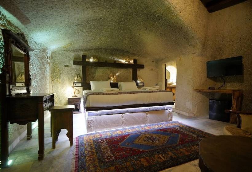 جناح, Shoestring Cave House