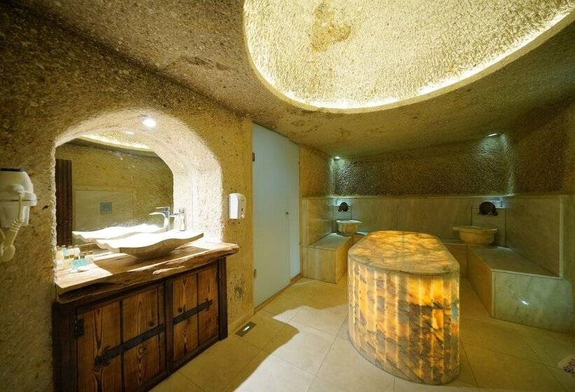 جناح, Shoestring Cave House