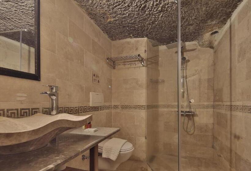 غرفة عائلية, Shoestring Cave House