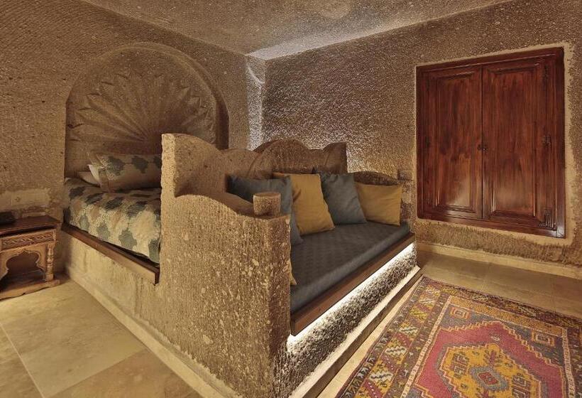 سوییت سوپریور, Shoestring Cave House