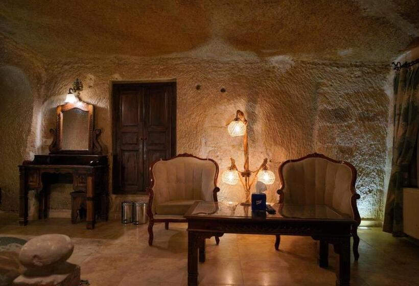 سوییت جونیور, Shoestring Cave House