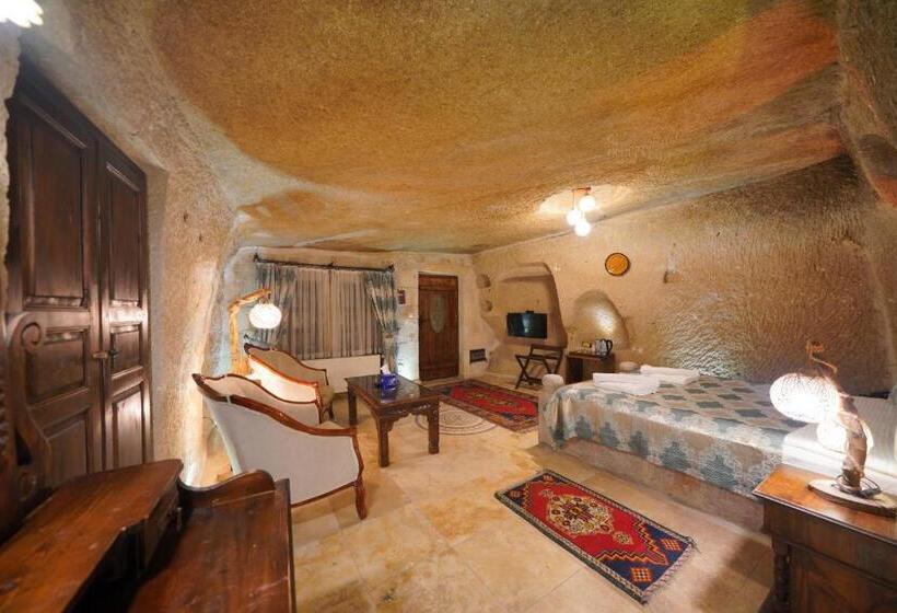 Junior Süit, Shoestring Cave House