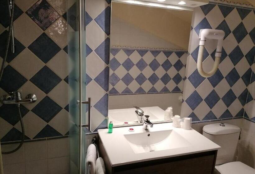 Habitaci�n Est�ndar Abuhardillada, Hôtel Le Lievre Blanc