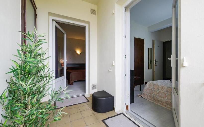 Четырехместный Номер Стандарт, Auberge D Ici Et D Ailleurs