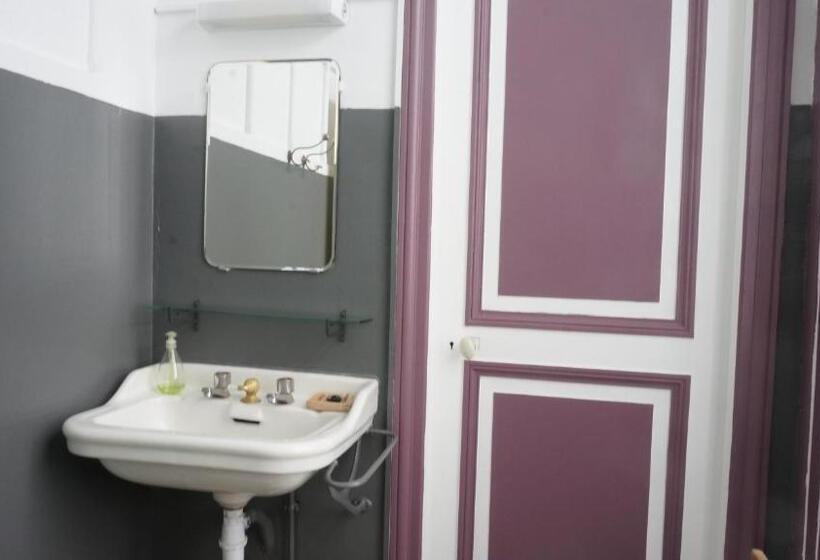 اتاق استاندارد سه نفره, Abri Du Passant