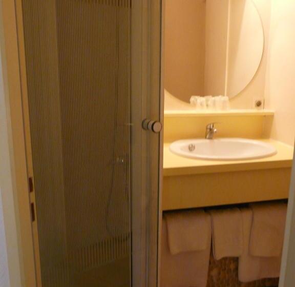 חדר סטנדרט לשלושה, Cat