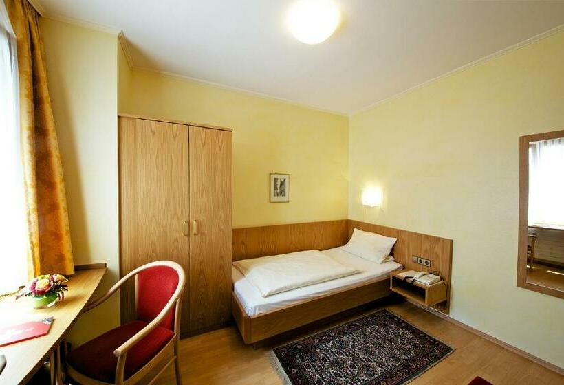 Quarto Estandar Individual, Hirschen