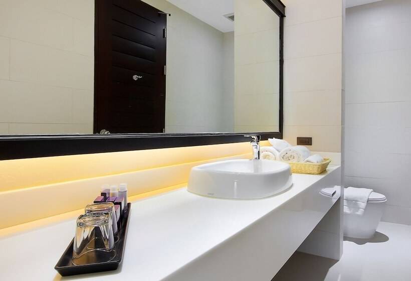 Номер Deluxe, Rimnaam Klangchan Hotel   Sha Plus