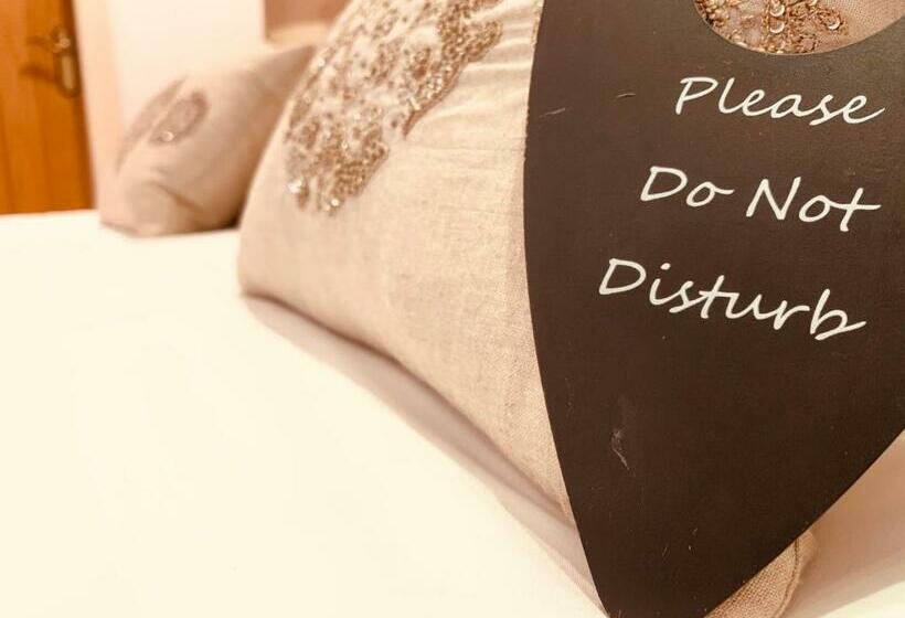 Номер Deluxe, Busfeild Arms