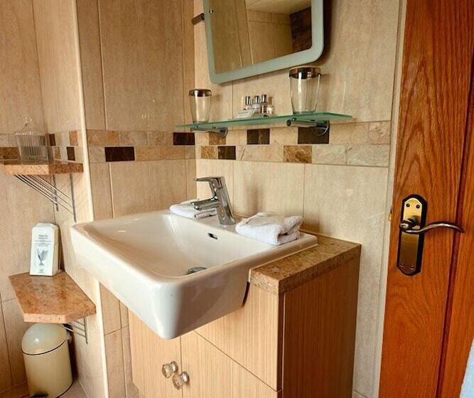 Номер Deluxe, Busfeild Arms