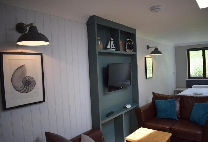 استودیوی استاندارد, Newlands Holidays