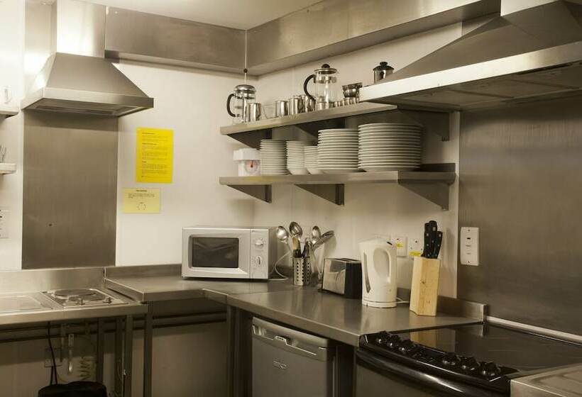 سرير فى غرفة مشتركة مزودة بحمام مشترك, Yha Boscastle   Hostel