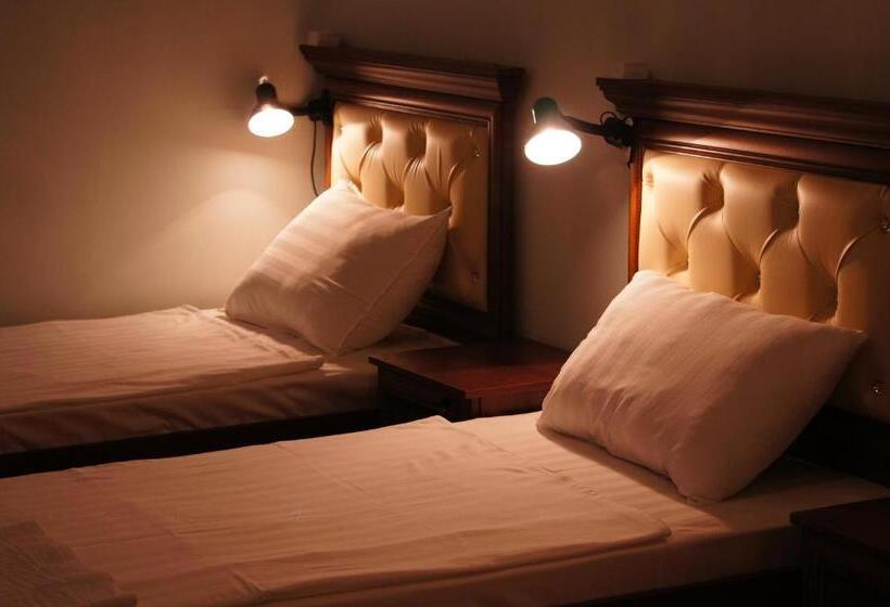 Economy Quadruple Room, Art Hostel